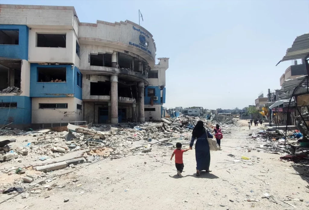 EuropaPress 6018705 may 17 2024 gaza city gaza strip palestinian territory palestinians walk Moncloa