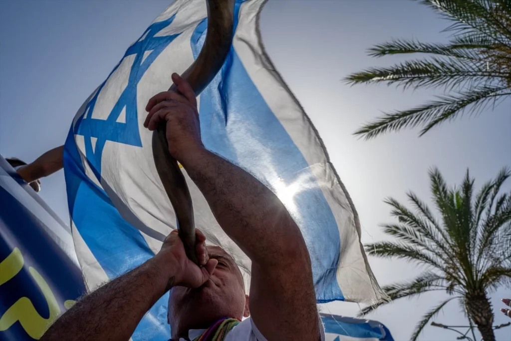 Israel fulmina la exención militar para los ultraortodoxos 1 Moncloa EuropaPress 6018729 08 june 2024 israel or yehuda an israeli man blows the jewish shofar while Moncloa