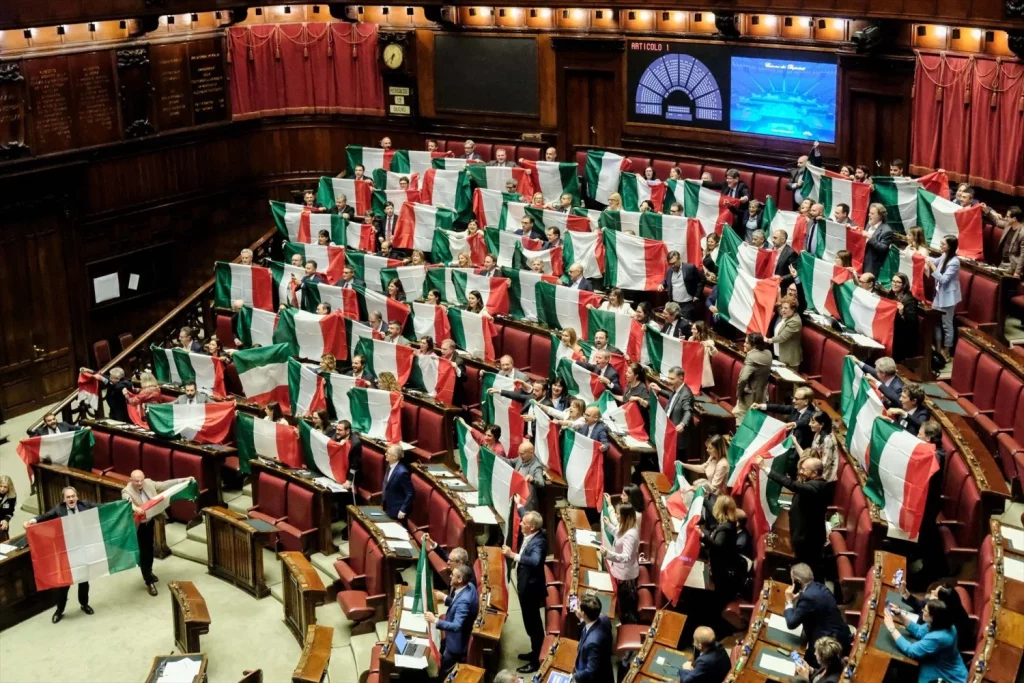 Pelea multitudinaria, a puñetazo limpio, entre diputados en el Parlamento italiano 2 Moncloa Parlamento italiano