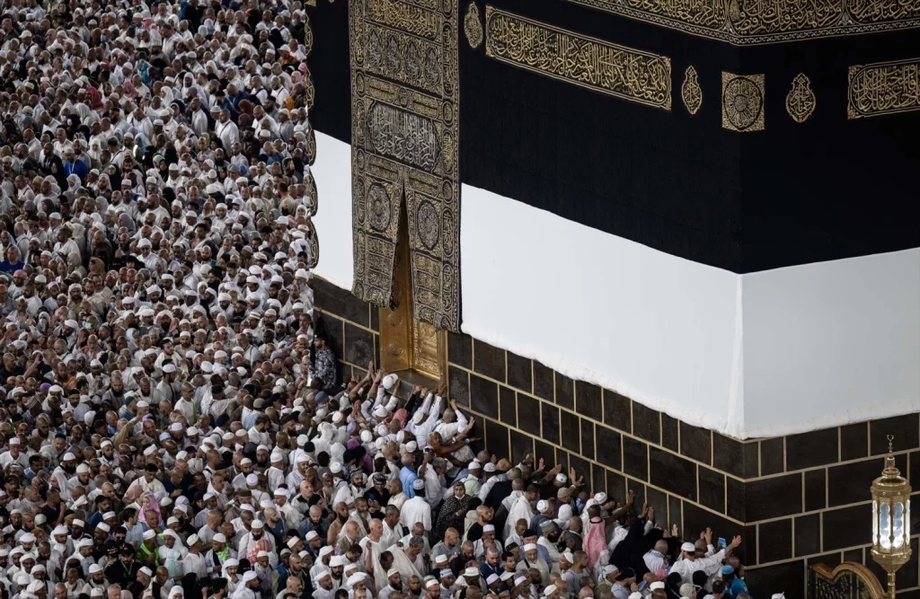 EuropaPress 6036282 16 june 2024 saudi arabia mecca muslim pilgrims circumambulate the kaaba Moncloa