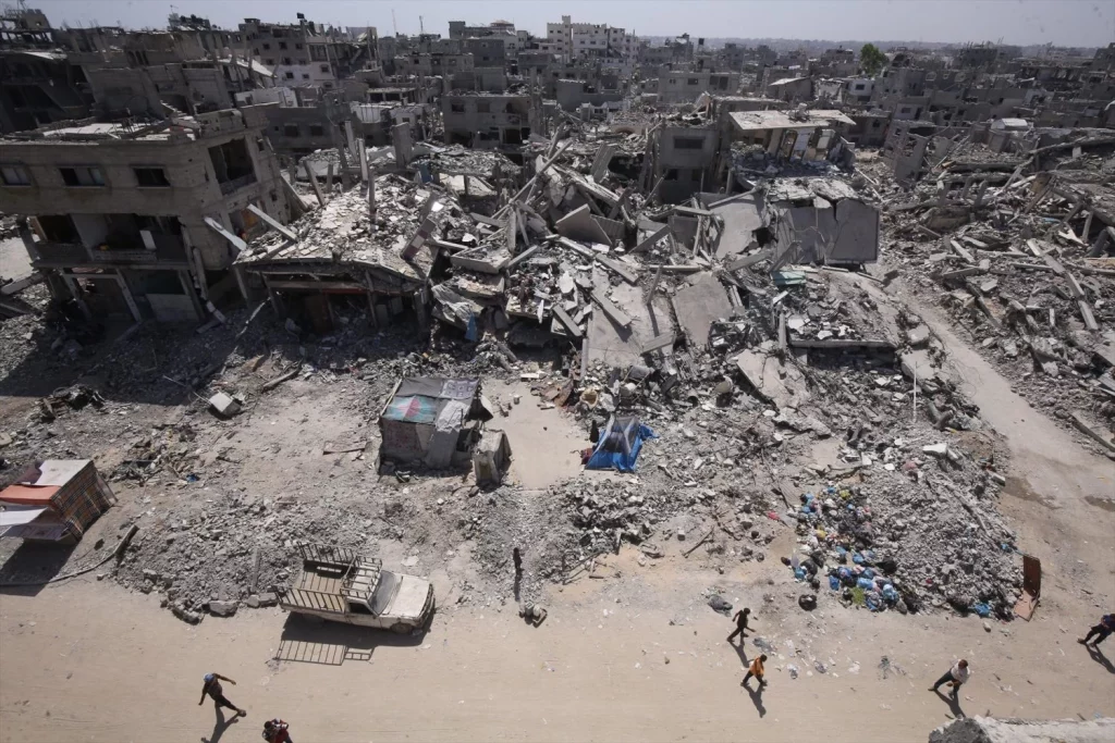 EuropaPress 6037363 17 june 2024 palestinian territories khan yunis palestinians walk among the 1 Moncloa