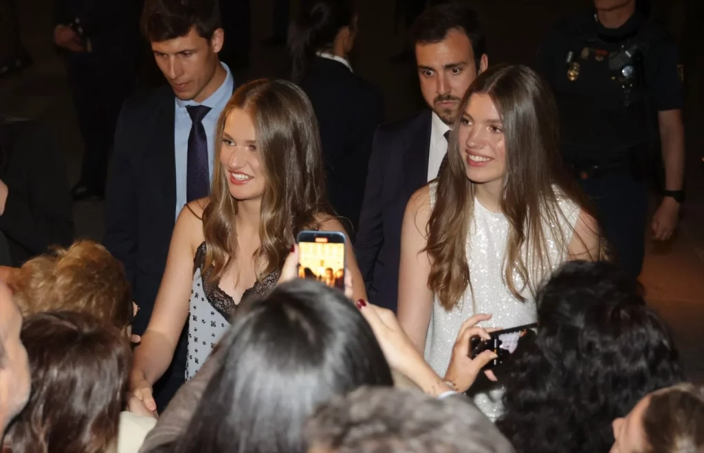 EuropaPress 6042414 princesa leonor infanta sofia saludan publico antes proyeccion videomapping Moncloa