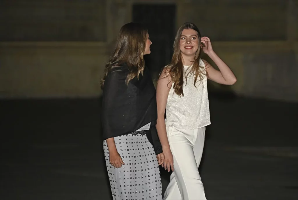 La princesa Leonor junto a su hermana. 