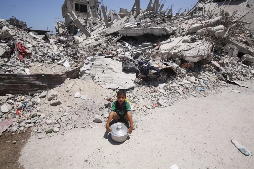 EuropaPress 6050273 nino palestino junto edificio destruido bombardeos ejercito israel contra Moncloa