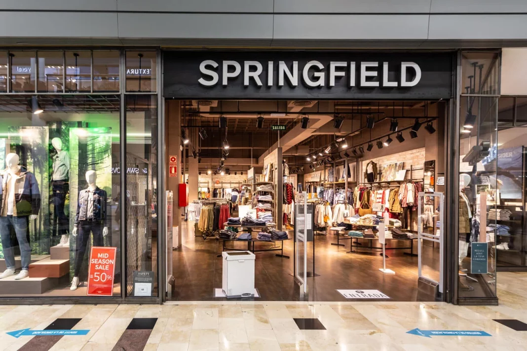 La Vecina Rubia encuentra el vestido fluido más especial de Springfield para llevar con sandalias de plataforma (y fichamos 6 más románticos de Zara y Stradivarius)