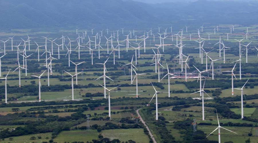 Por primera vez desde la pandemia España fuera del 'top 10' en inversión en renovables por esta razón 1 Moncloa La razón de esta salida de España para las inversiones de energías renovables