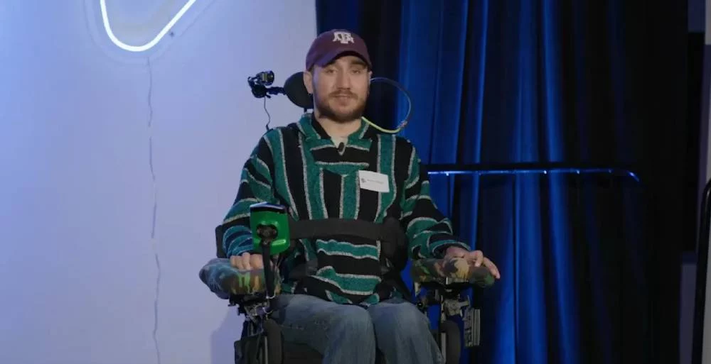 Esta persona puede manejar la computadora con su mente y mostró cómo lo hace