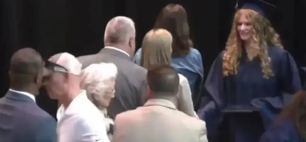 Profesor agredido en plena graduación: el vídeo que causa indignación en Internet 1 Moncloa Qué pasó después del repudiable acto ante el profesor