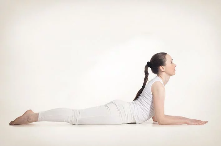 Alivia el dolor de ciática con estos 4 ejercicios de yoga infalibles 1 Moncloa ¿Por qué se produce dolor en la ciática?