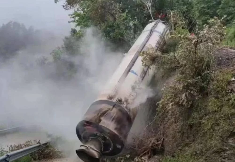 Cohete impacta en un pueblo a plena luz del día y las imágenes se vuelven virales por esta razón 1 Moncloa El cohete que no cumplió bien su función