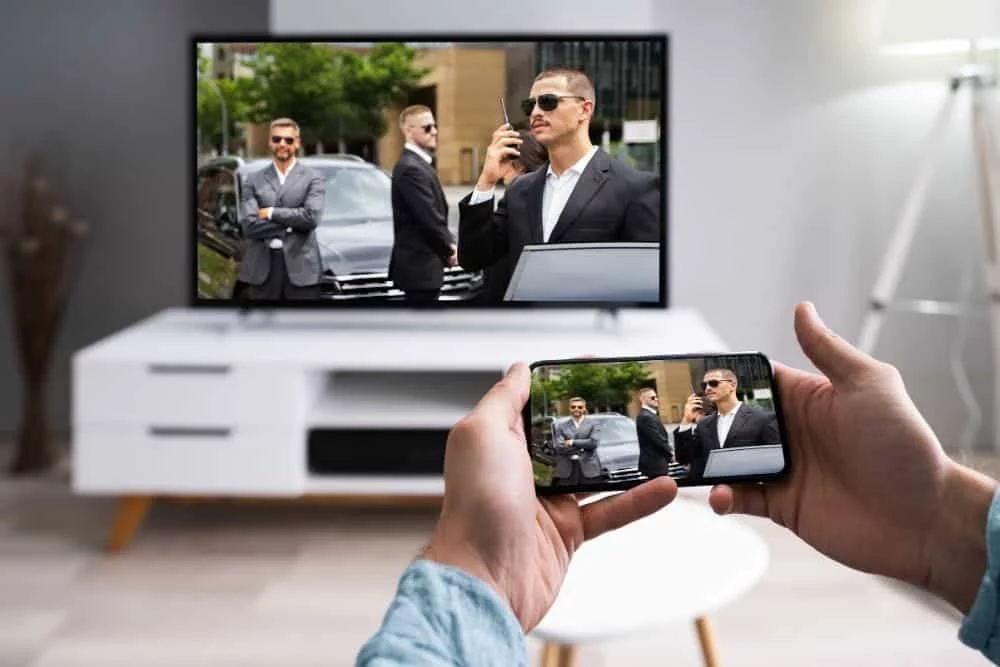 3 formas de conectar tu teléfono a tu televisor sin usar cables 1 Moncloa Cómo conectar tu teléfono al Smart TV sin necesidad de cables