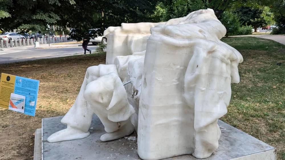 La perturbadora imagen de una estatua derretida que está dando la vuelta al mundo 1 Moncloa Una estatua perturbadora es la prueba: las consecuencias del calor extremo en el mundo
