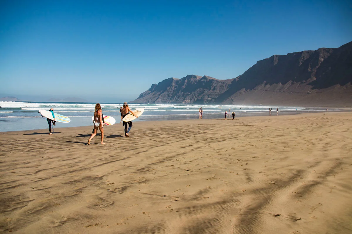 gr-cms-media-featured_images-surf-en-lanzarote-3e6d169a-4ec9-4986-aedc-8b886e9edcca-repor-surf-famara201117_42_1