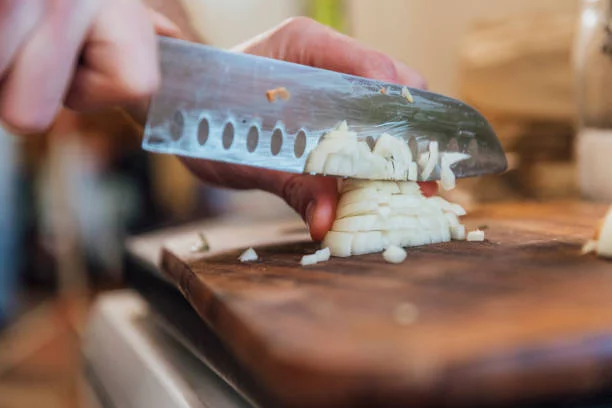 Deja de llorar al picar la cebolla con este truco viral 1 Moncloa El truco para pelar la cebolla y no llorar