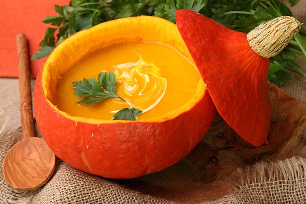 Sopa cremosa dentro de una calabaza que revolucionará tu cena 1 Moncloa Preparación de la calabaza para la sopa cremosa