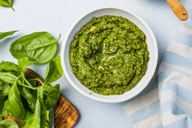 Así se prepara la nueva receta viral de zanahorias asadas con pesto de avellanas 1 Moncloa Preparación del pesto para las zanahorias asadas