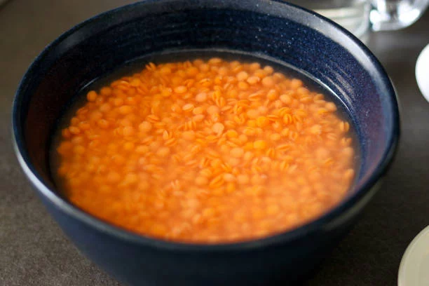 Tofu color salmón: La receta viral que está revolucionando la cocina española 1 Moncloa Preparación del tofu color salmón