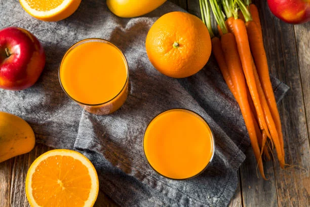 3 bebidas fáciles, ricas y sanas para combatir el calor 1 Moncloa Bebidas refrescantes para el calor: jugo de frutas y verduras