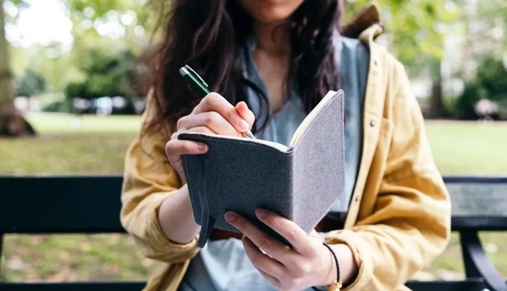 Journaling para el estrés: Como funciona la técnica de escritura que transforma tu bienestar 1 Moncloa ¿Qué debo escribir en el journaling?