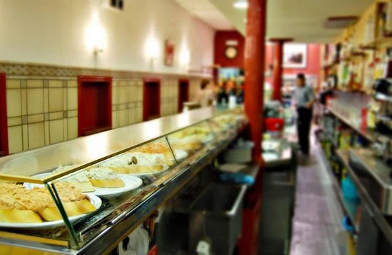 Tapas a 3 euros y 60 pinchos para elegir: El bar de toda la vida de Madrid que conquista a todos 2 Moncloa Jurucha es más que un bar