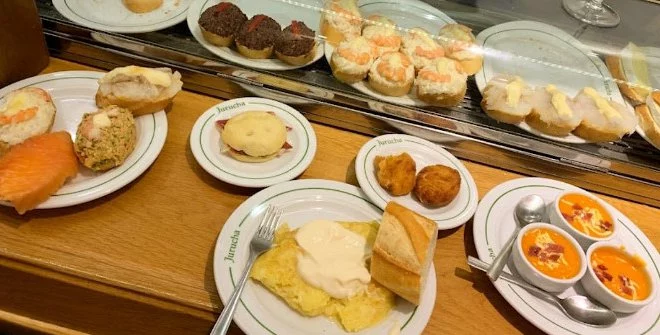 Tapas a 3 euros y 60 pinchos para elegir: El bar de toda la vida de Madrid que conquista a todos 1 Moncloa Tapas y pinchos a precios accesibles