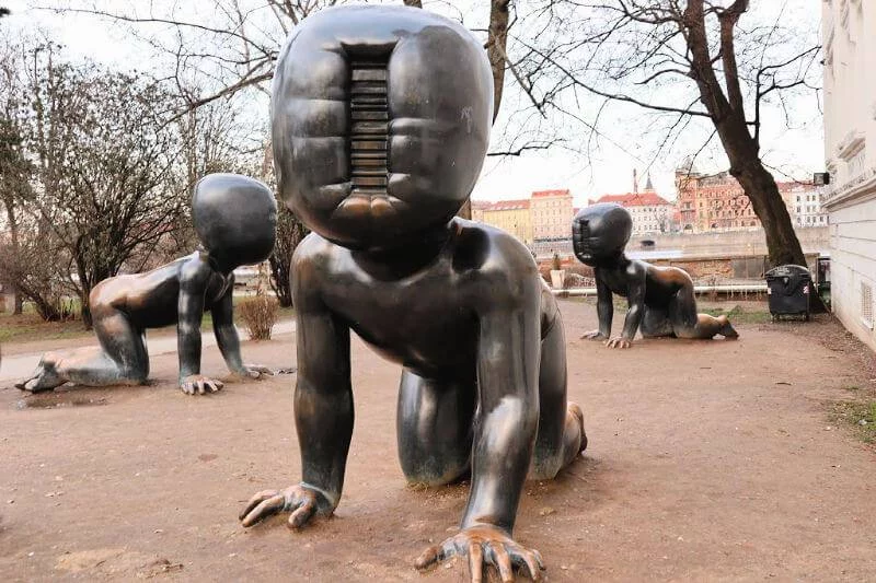Descubre las estatuas de Praga que quieren prohibir por una alarmante razón 1 Moncloa Los meones en Praga y más, las obras más perturbadoras de David Cerny