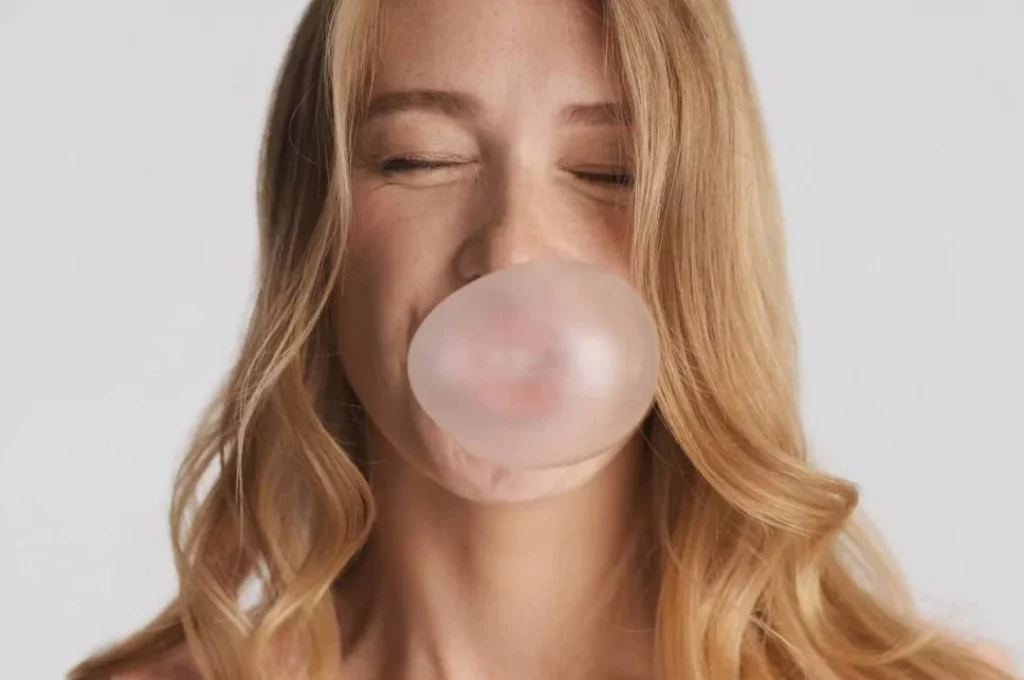 Mascar chicle puede tener consecuencias que no imaginabas y aquí te contamos 1 Moncloa Consecuencias de mascar chicle que quizás no conocías
