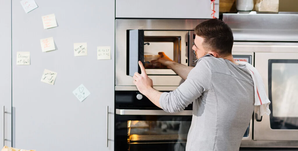 La función oculta de los agujeros en el microondas que pueden salvar tu vida 1 Moncloa Un motivo clave de la malla del microondas