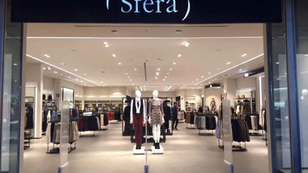 Estos 3 vestidos de Sfera te hacen lucir más alta de inmediato 2 Moncloa Relájate al máximo este verano con la tumbona estrella de El Corte Inglés. Con la llegada del verano, la búsqueda de los accesorios perfectos para disfrutar de los días soleados y relajantes se convierte en una prioridad para muchos. Y este 2024, El Corte Inglés, la icónica cadena de grandes almacenes, ha lanzado la solución ideal para que puedas vivir una experiencia de descanso y confort sin precedentes: la tumbona que se ha convertido en la sensación del momento. La tumbona en oferta de El Corte Inglés Esta tumbona, diseñada específicamente para los meses estivales, ha generado un gran entusiasmo entre los consumidores gracias a su capacidad para brindar el máximo nivel de comodidad y relajación. Con sus cuidados detalles y su construcción de alta calidad, se ha erigido como el accesorio indispensable para disfrutar al máximo de las jornadas en la playa, el jardín o la terraza durante el verano del 2024. Ya sea que busques una forma de tomar el sol sin sacrificar tu bienestar, o simplemente desees sumergirte en un momento de desconexión total, esta tumbona de El Corte Inglés será tu aliada perfecta. Su diseño ergonómico y sus materiales resistentes al agua y la intemperie te permitirán relajarte en un entorno de total confort, sin tener que preocuparte por la durabilidad del producto. Se adapta a tus necesidades Pero lo mejor de todo es que esta tumbona estrella de El Corte Inglés ha sido concebida para adaptarse a las necesidades de cada usuario. Su estructura ajustable y su variedad de posiciones te permitirán encontrar la postura ideal para disfrutar de los días soleados, ya sea que prefieras una posición reclinada o semi-erguida. No dejes que este verano pase sin que hagas tuya la tumbona que ha cautivado a todos los amantes del descanso y la relajación. Visita las tiendas de El Corte Inglés o explora su catálogo online y prepárate para vivir una experiencia de verano elevada a nuevas alturas de comodidad y bienestar. ¡Sumérgete en el disfrute de los días cálidos con la tumbona estrella de El Corte Inglés y conviértete en el ejemplo a seguir de quienes buscan disfrutar al máximo de la temporada estival! Disfruta de la máxima comodidad en la playa con la innovadora silla-tumbona de El Corte Inglés Durante el verano, la búsqueda de la máxima comodidad y relajación se vuelve una prioridad para quienes buscan disfrutar al máximo de los días soleados. Y es aquí donde El Corte Inglés, la icónica cadena de grandes almacenes, ha dado un paso adelante con su innovadora propuesta: la silla-tumbona plegable con parasol multicolor de la marca Fresh. Tradicionalmente, los amantes de la playa se han visto obligados a elegir entre llevar una simple silla o acostarse directamente sobre la arena. Sin embargo, con esta silla-tumbona de El Corte Inglés, ya no tendrás que hacer concesiones. Gracias a su diseño versátil y cómodo, podrás disfrutar de la máxima comodidad en cualquier entorno playero. Con una construcción robusta y buenos materiales Con una estructura de tubo de aluminio de 28 y 19 mm, y un tejido de multifibra resistente y fácil de mantener, esta silla-tumbona se erige como la compañera ideal para tus días de descanso en la playa. Ya sea que prefieras tomar el sol recostado o sentado, su diseño ajustable te permitirá encontrar la posición perfecta para sumergirte en un momento de total relajación. Pero la innovación de esta propuesta de El Corte Inglés no se detiene ahí. El producto también incluye un práctico parasol multicolor que te brindará protección contra los rayos UV, permitiéndote disfrutar de la experiencia sin tener que preocuparte por los efectos del sol. Colores hermosos y un precio más que conveniente Disponible en un elegante color azul con diferentes tonalidades, o en un vibrante diseño multicolor, esta silla-tumbona de El Corte Inglés se adapta a cualquier estilo y preferencia. Y con un precio de 79,95 euros, se convierte en una inversión más que justificada para elevar tus días de playa a un nivel de comodidad y disfrute sin precedentes. No dejes que las limitaciones de las sillas de playa tradicionales te impidan vivir una experiencia de verano verdaderamente memorable. Adquiere la silla-tumbona plegable con parasol de El Corte Inglés y sumérgete en una nueva era de relajación y comodidad en la playa. ¡Es hora de disfrutar del verano al máximo! Eleva tu experiencia de playa con la tumbona reclinable y plegable de El Corte Inglés Cuando se trata de disfrutar al máximo de los cálidos días de verano, nada se compara con la comodidad y versatilidad que ofrece la tumbona plegable con parasol de El Corte Inglés. Esta innovadora propuesta, diseñada para elevar tu experiencia playera, se ha convertido en la sensación del mercado para el verano de 2024. Una de las características más destacadas de esta tumbona es su capacidad de reclinación. Gracias a un mecanismo que te permite ajustar el respaldo, podrás encontrar la posición perfecta para relajarte, ya sea que prefieras tomar el sol tumbado o sentado disfrutando de la brisa. Y para mayor confort, cuenta con un práctico reposacabezas que te brindará un apoyo adicional. El parasol es una idea genial Pero la innovación de esta tumbona no se detiene ahí. Incorpora también un pequeño parasol que te protegerá de los rayos del sol, ofreciéndote la posibilidad de disfrutar de la playa sin tener que preocuparte por los efectos dañinos de la exposición solar. Podrás regular la inclinación del parasol para adaptarlo a tus necesidades en todo momento. Otra de las características destacadas de este producto es su diseño plegable. Gracias a sus prácticas asas, podrás transportar la tumbona con gran facilidad, lo que la convierte en el accesorio perfecto para tus escapadas al campo, la playa o la piscina. ¡Disfruta de la máxima comodidad sin renunciar a la portabilidad! Por las prestaciones que te ofrece, el precio vale la pena Aunque su precio de 79,95 euros pueda parecer elevado para algunos consumidores, es importante tener en cuenta que se trata de un producto innovador que ofrece una experiencia de playa verdaderamente excepcional. Con sus múltiples funciones y su construcción de alta calidad, esta tumbona de El Corte Inglés se ha ganado la admiración de aquellos que buscan disfrutar del verano al máximo. No dejes que los días soleados pasen de largo sin que hagas tuya esta tumbona plegable y reclinable. Visita El Corte Inglés, ya sea en sus tiendas físicas o a través de su plataforma online, y conviértela en tu aliada perfecta para elevar tus momentos de descanso y relajación en la playa. ¡Es hora de vivir una experiencia de verano verdaderamente memorables! Limpieza fácil y una durabilidad excepcional con la tumbona de El Corte Inglés A la hora de adquirir una tumbona para disfrutar de los días soleados, la facilidad de mantenimiento y la durabilidad del producto son factores clave que deben tenerse en cuenta. Y en este aspecto, la tumbona plegable con parasol de El Corte Inglés se destaca por ofrecer soluciones innovadoras que garantizan una experiencia de uso excepcional. Desde El Corte Inglés, han proporcionado una serie de recomendaciones para mantener la tumbona en perfecto estado. Indican que, para su limpieza, basta con utilizar agua y jabón neutro, complementado con el uso de agua a presión para eliminar completamente la suciedad. Gracias a estos sencillos pasos, podrás disfrutar de la tumbona por mucho tiempo sin que el aspecto se vea afectado. Innovación en el cuidado Pero la innovación de este producto no se limita únicamente a su fácil cuidado. El Corte Inglés ha elegido materiales de alta calidad que garantizan una excepcional durabilidad. La estructura de aluminio, por ejemplo, es un metal ligero pero a la vez, resistente a la oxidación, los golpes y los arañazos, lo que lo convierte en la opción ideal para su uso en exteriores, incluso en zonas costeras. Asimismo, el tejido de multifibra utilizado en la tumbona es un material que destaca por su fortaleza y resistencia a los cambios atmosféricos. Gracias a su composición de poliéster y PVC, este tejido se seca rápidamente y es muy fácil de mantener, complementando a la perfección las propiedades del aluminio. El Corte Inglés quiere que te relajes al máximo Y para que nada se interponga entre tú y tu momento de relajación, El Corte Inglés también ofrece facilidades de financiación que te permitirán adquirir esta tumbona plegable con parasol a plazos. ¡No dejes que el precio sea un obstáculo para disfrutar de la máxima comodidad este verano! No te conformes con una tumbona que requiera un mantenimiento complicado o que no pueda resistir las condiciones del exterior. Elige la opción de El Corte Inglés y disfruta de una experiencia de relajación duradera, cómoda y fácil de cuidar. ¡Es hora de vivir el verano al máximo con la tumbona que te brindará la máxima satisfacción!