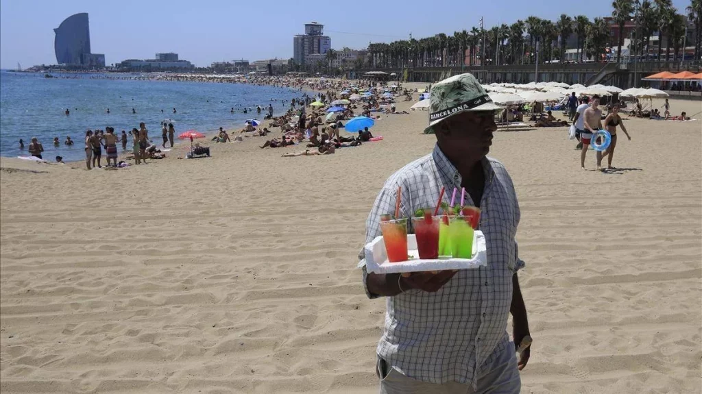 La moda ilegal en las playas de Málaga que pone en riesgo a los bañistas 1 Moncloa No es sólo una moda: qué no se puede vender en las playas