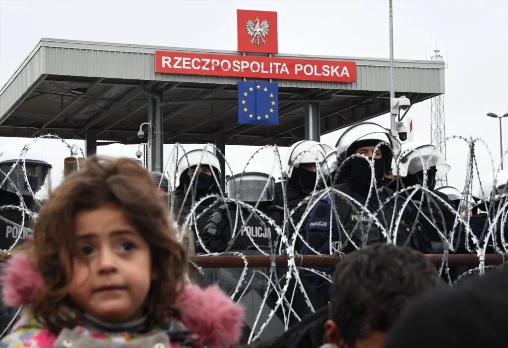 Polonia reforzará su presencia militar en la frontera con Rusia 1 Moncloa EuropaPress 4082641 nina lado valla bielorrusia mientras varios agentes policia polacos montan Moncloa