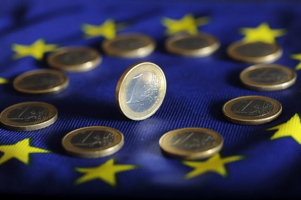 EuropaPress 4715631 filed 04 july 2011 baden wuerttemberg karlsruhe euro coins lie on euro flag Moncloa