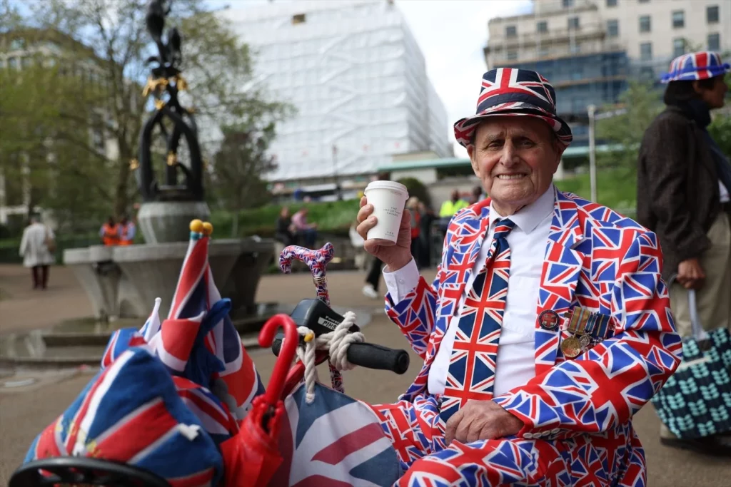 EuropaPress 5175254 hombre chaqueta corbata bandera reino unido mayo 2023 londres reino unido Moncloa
