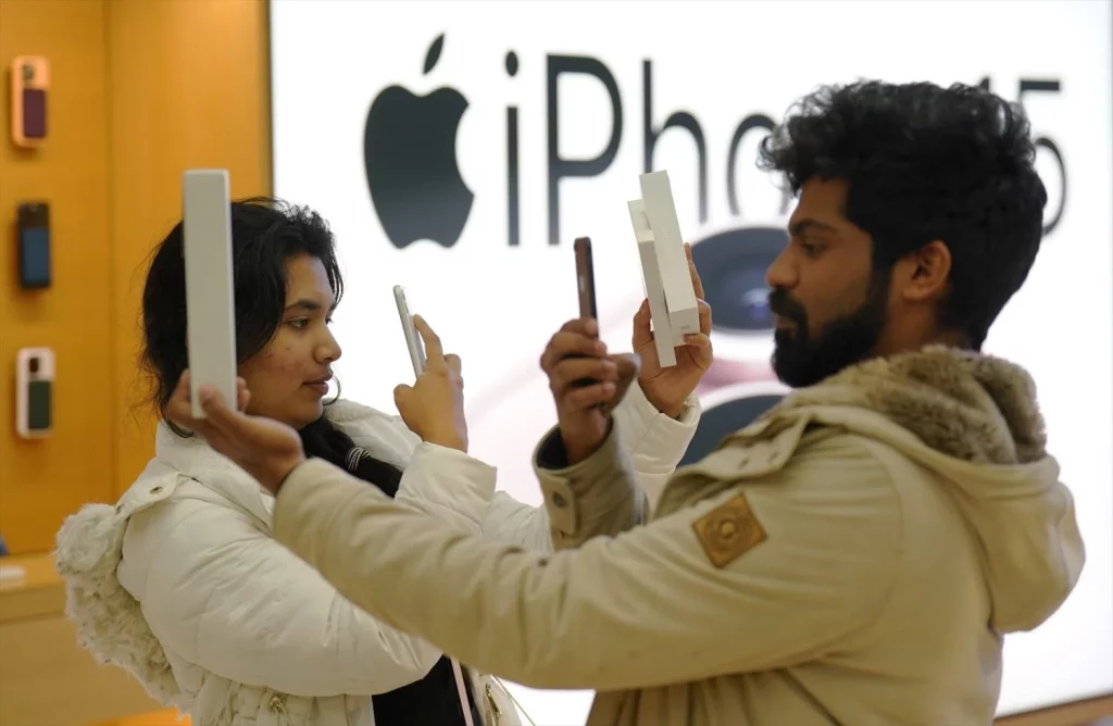 Apple se sumó a este compromiso con la Inteligencia Artificial 2 Moncloa EuropaPress 5455539 22 september 2023 united kingdom london customers photograph themselves Moncloa