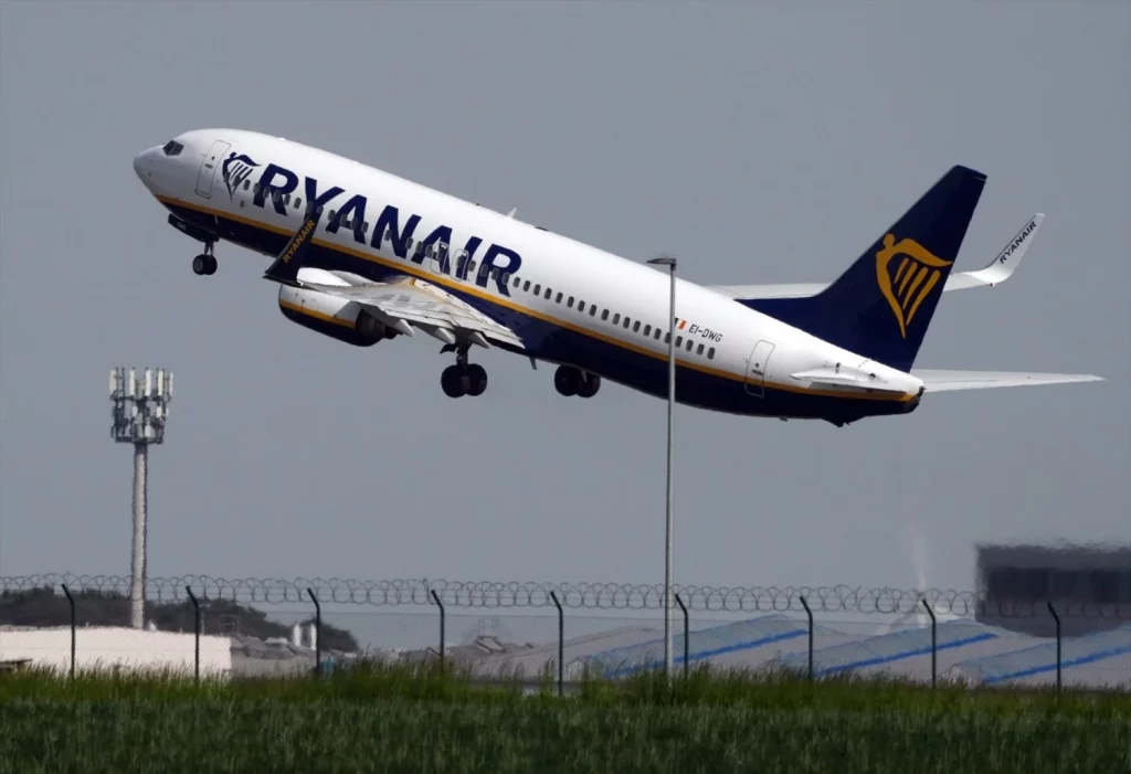EuropaPress 5913469 filed 22 may 2023 schoenefeld boeing 737 of the airline ryanair takes off Moncloa