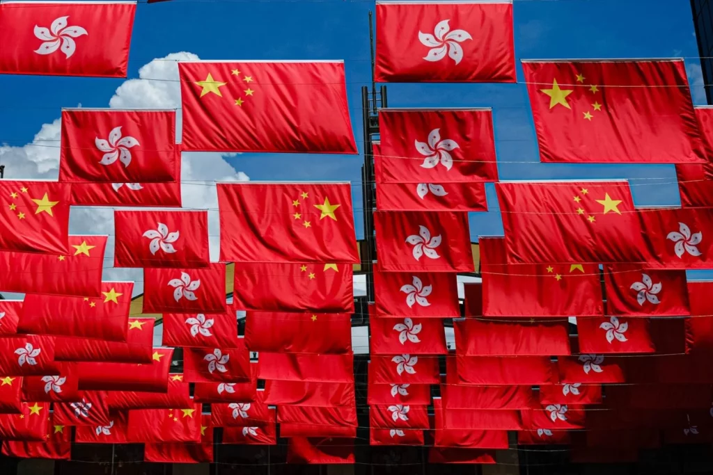 El banco central de China tomó esta decisión con las tasas de interéses 2 Moncloa EuropaPress 6059610 28 june 2024 china hongkong flags of china and hong kong are displayed Moncloa