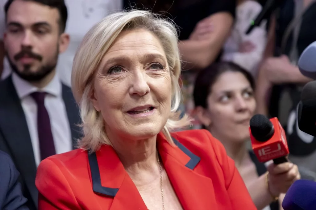 Marine Le Pen tendrá que acudir a la Fiscalía