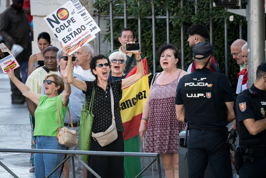 EuropaPress 6072081 varias personas concentran protestar contra presidente gobierno antes mujer Moncloa