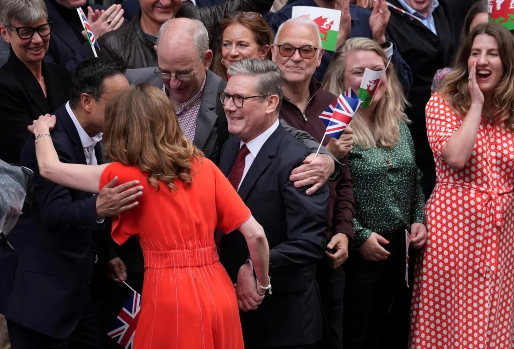 Starmer celebrando la victoria