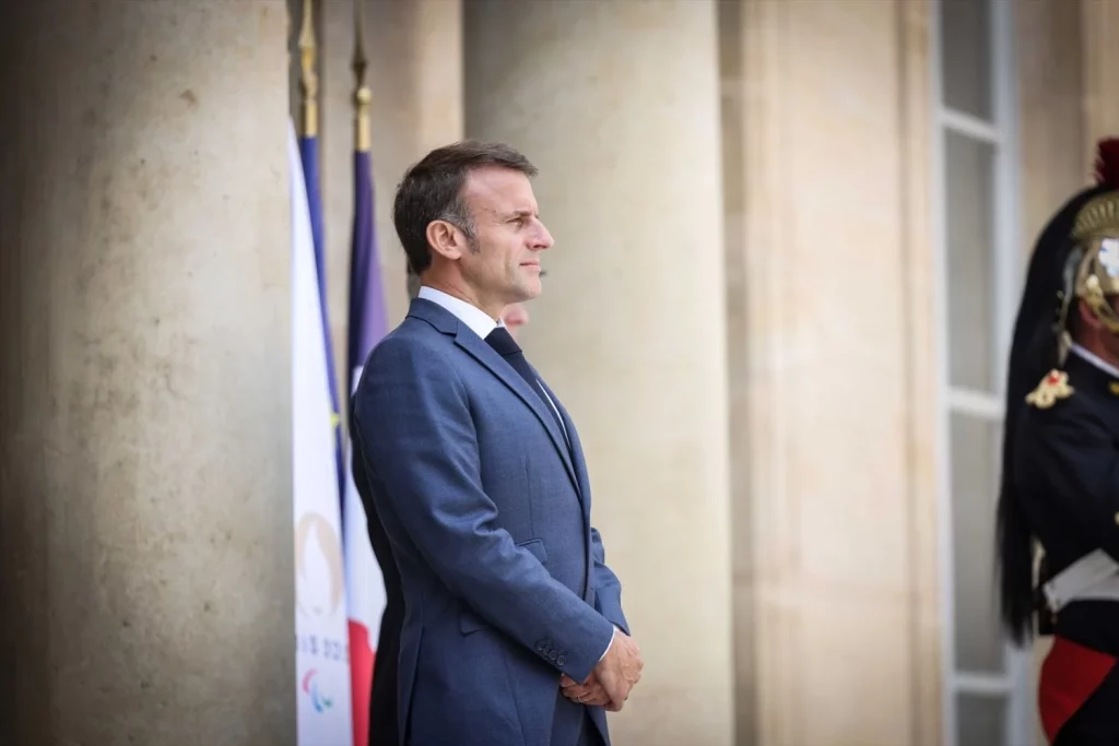 Macron aceptó la dimisión del primer ministro francés
