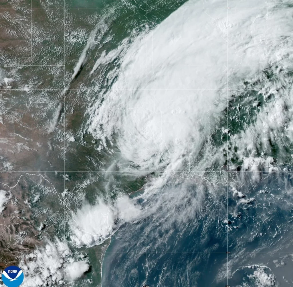 Alerta en Texas por el huracán Beryl: reportan más de 15 muertos 1 Moncloa El huracán Beryl a su paso.