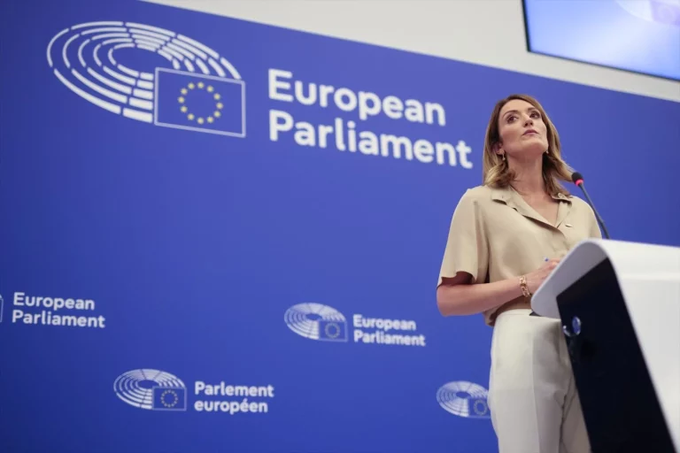 Metsola condena los gritos racistas en el Parlamento Europeo: las sanciones que plantea tras la directiva de retorno