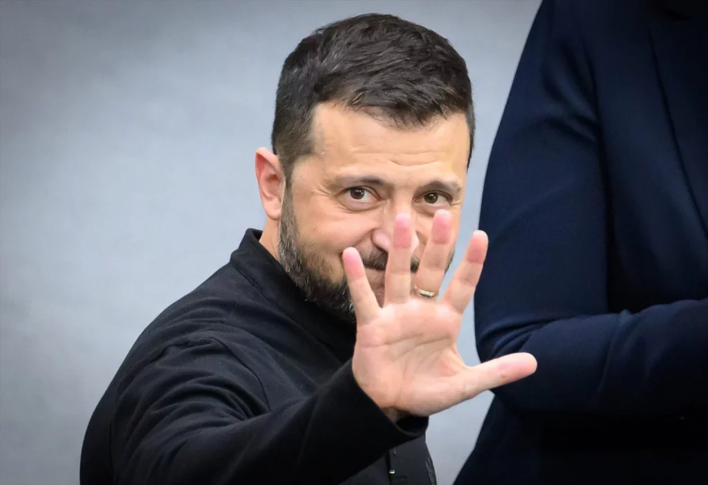 El canciller de Ucrania busca en China la solución a la guerra contra Rusia 1 Moncloa EuropaPress 6104524 11 june 2024 berlin ukraines president volodymyr zelensky waves after Moncloa