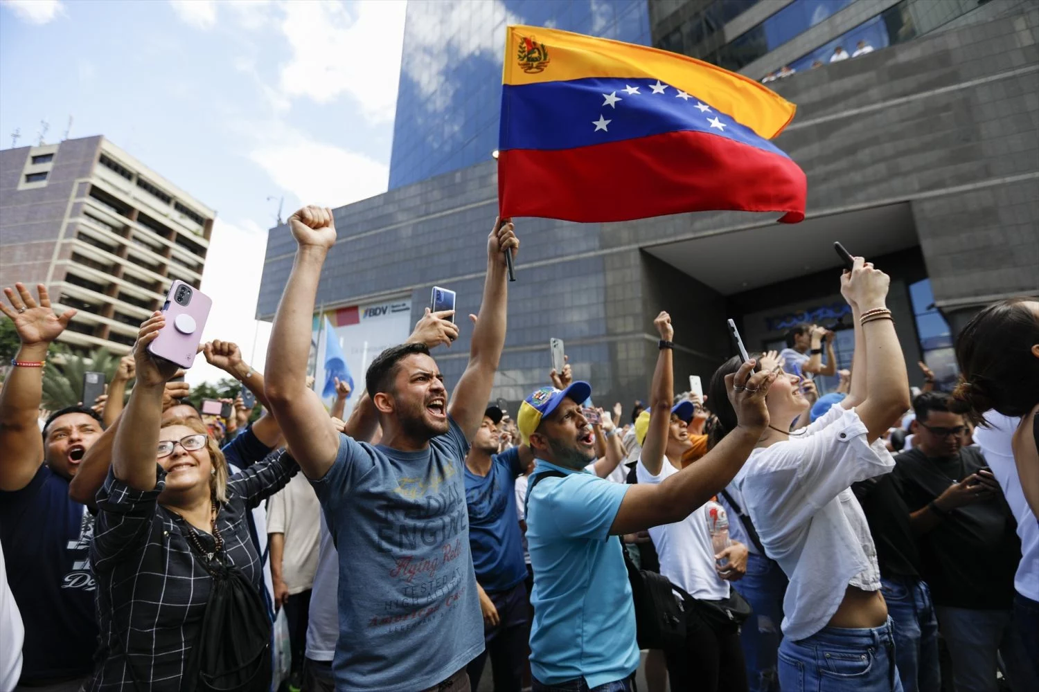 EuropaPress_6121765_30_july_2024_venezuela_caracas_venezuelans_wave_flags_and_shout_slogans_in