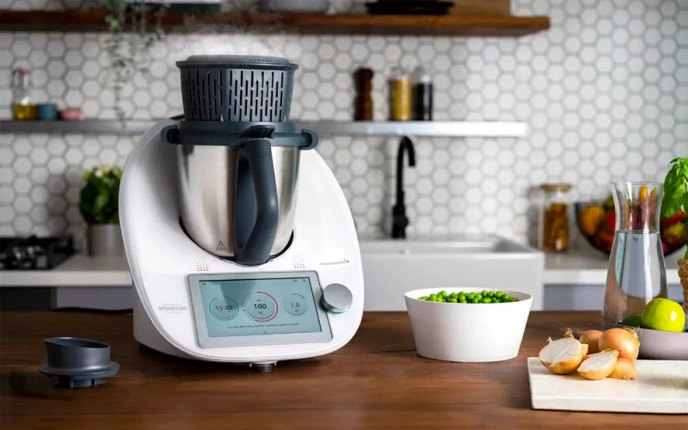 El robot de cocina recomendado por la OCU que nunca imaginarías encontrar en Amazon 2 Moncloa El robot de cocina con IA que revolucionó el modo de cocinar