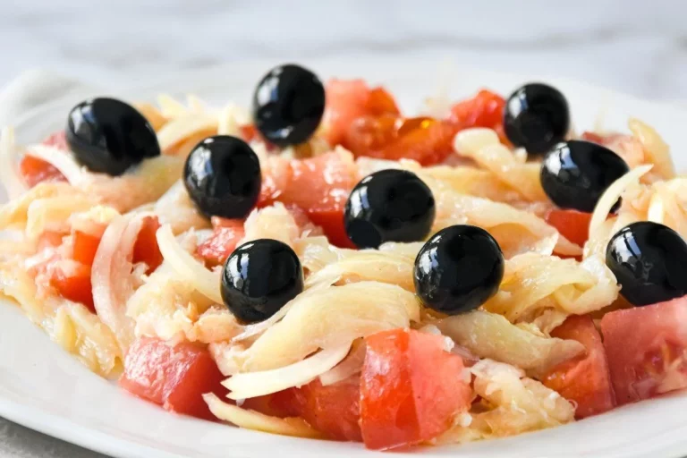 Receta de esqueixada catalana, un plato ideal para tu picnic en la playa