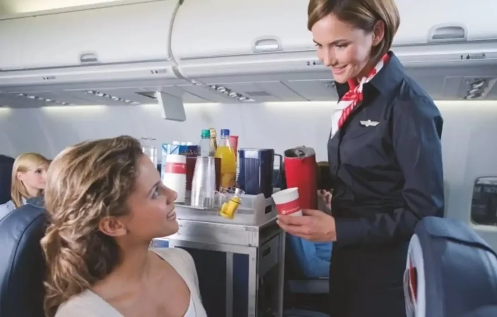 Esto es lo que no debes beber en el avión para evitar el jet lag 1 Moncloa Si no quieres tener jet lag, esta es la bebida que no debes tomar en tu vuelo