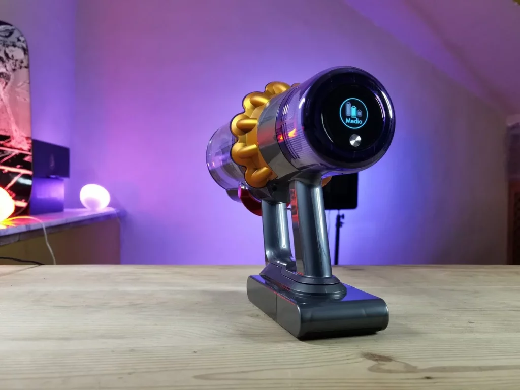 Conoce el potente aspirador Dyson V8 por menos de 200 euros en Carrefour que te dejará la casa limpia en minutos 1 Moncloa El potente aspirador de Dyson