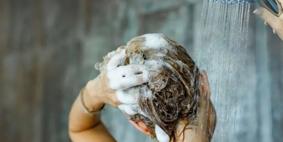 Adiós a la caspa para siempre: el ingrediente mágico que necesitas en tu champú 1 Moncloa Este es el ingrediente que debes utilizar para acabar con la caspa