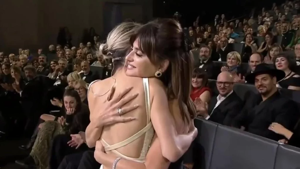 Tierra, trágame: Clara Lago y su momento más bochornoso que se volvió viral 2 Moncloa La explicación de Clara Lago sobre su fuerte enojo con Penélope Cruz